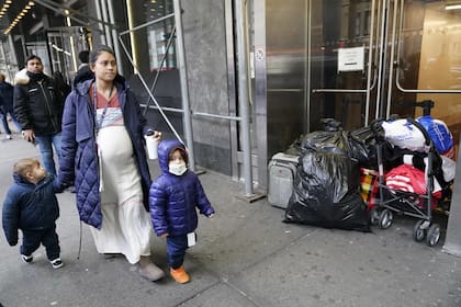 La caída de la natalidad hace cada vez más infrecuente las imágenes de madres con más de un hijo