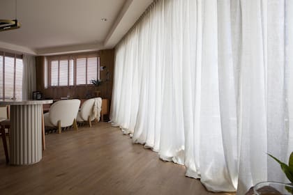 La caída de las cortinas tradicionales de lino.