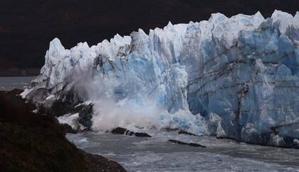 La caída de los seracs (las grandes paredes de hielo) son anticipatorias del derrumbe final que llegará en pocas horas