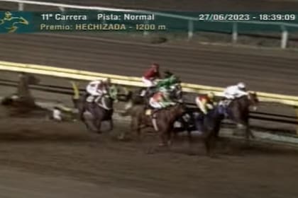 La caída de Octavio Arias y su yegua Agled, tras el encierro sufrido de Zensational Dream y Francisco Gonçalves