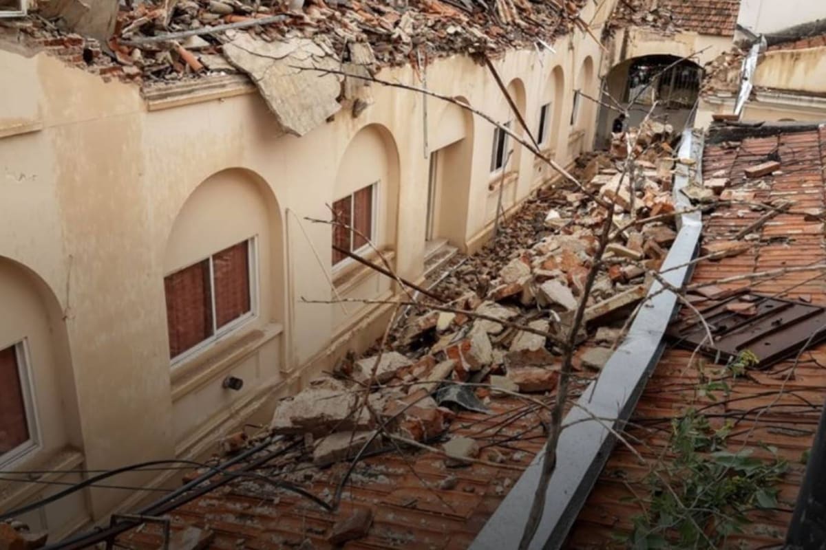 La caída de techos y paredes se produjo en el Hospital Misericordia, en el barrio Güemes de la capital cordobesa, y, a pesar de la magnitud del colapso, no se registraron víctimas
