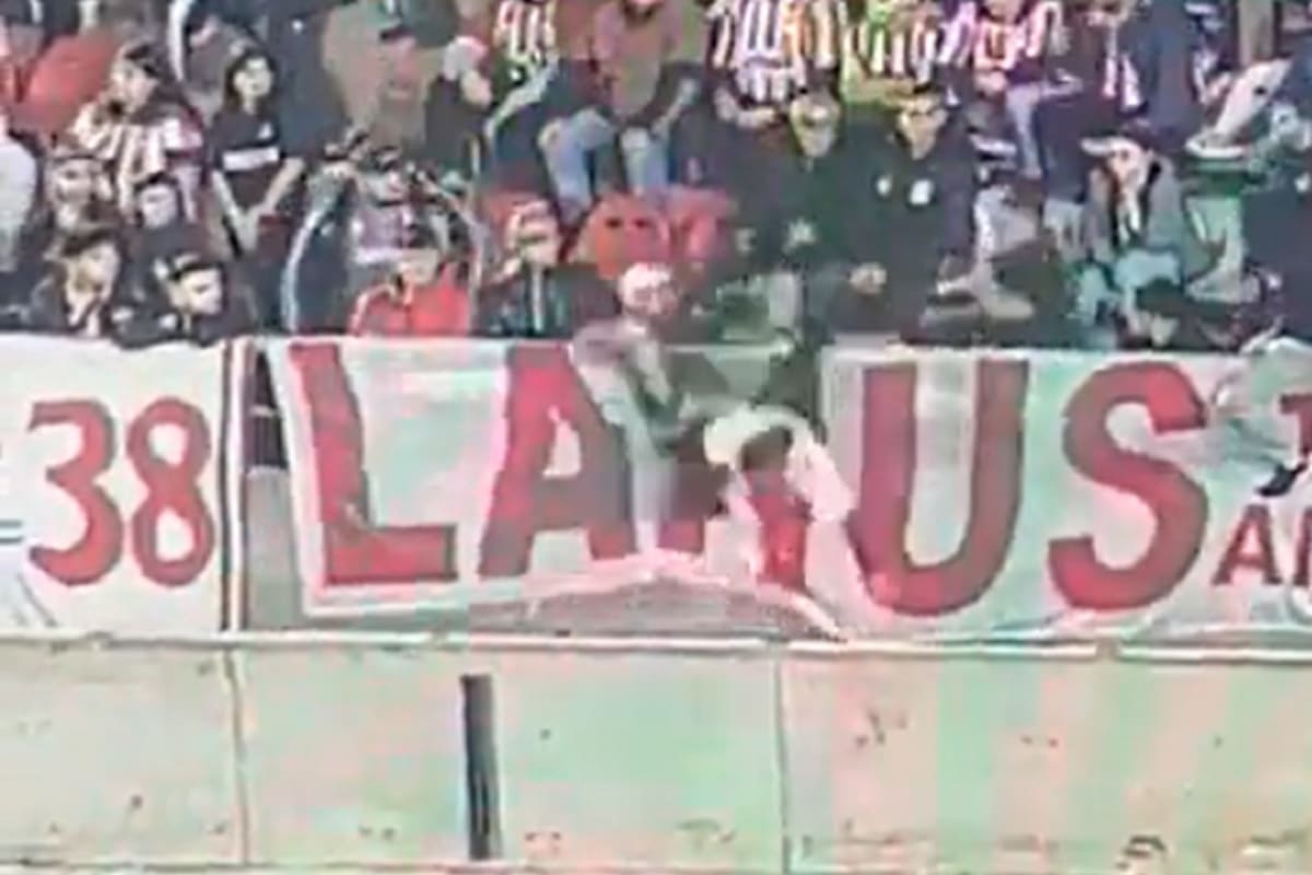 La caída de un hincha de Estudiantes al foso de agua