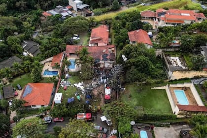 La caída del avión no dejó heridos en tierra, solo daños a una vivienda.