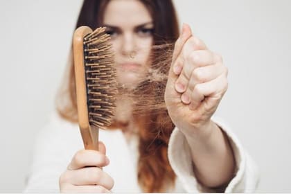 La caída del cabello causada por el coronavirus suele ser temporal