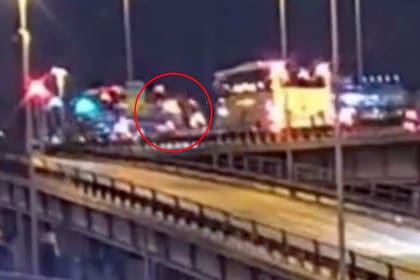 La caída del micro de un puente en Venecia