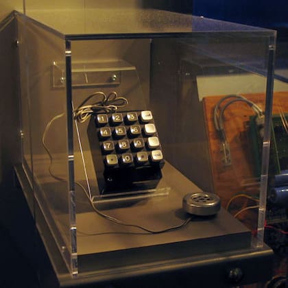 La caja azul hackeaba la red telefónica para hacer llamadas gratuitas a cualquier parte del mundo (Foto: Wikipedia)