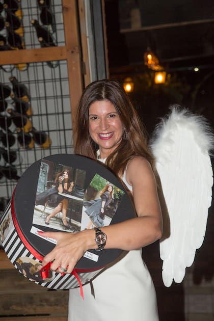 La caja con los regalos que le hicieron, decorada con las fotos de la producción que Elba hizo para ¡HOLA! el mes pasado. En el dedo anular de su mano izquierda, luce el anillo (con una esmeralda central) con el que Lanata le pidió casamiento.