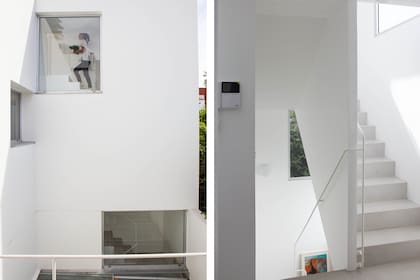 La caja de la escalera se aclaró con la apertura de tres grandes paños fijos.