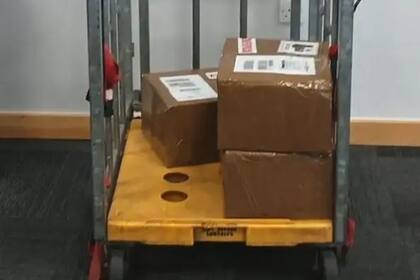 La caja de la izquierda contenía el teléfono que desencadenó toda la investigación.