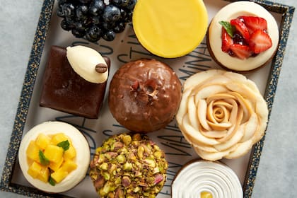 La caja de petits de Tallarica trae 9 mini tortas: pistacho, nutela y marshmallow son algunos de los ingredienmtes preferidos.