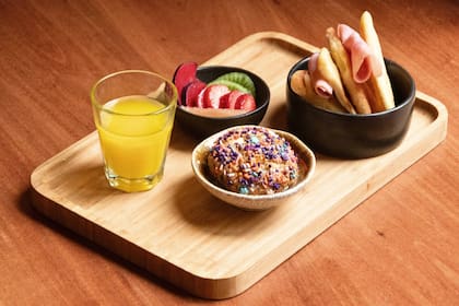La caja de Zulu Haus incluye pancito árabe con jamón natural y una mezcla de quesos, exprimido de naranja, frutas frescas y una cookie de almendras con sprinkles