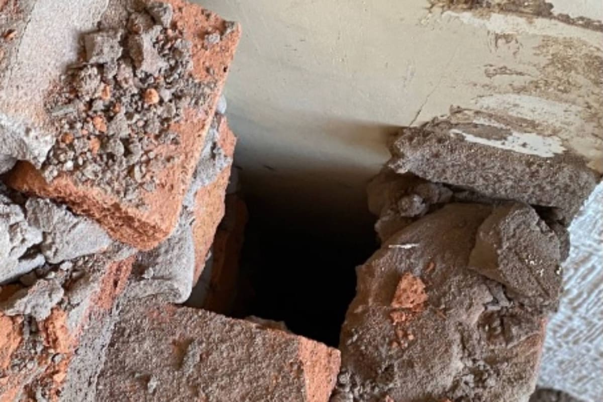 La caja estaba escondida dentro de la chimenea, y al realizar refacciones los nuevos dueños la encontraron