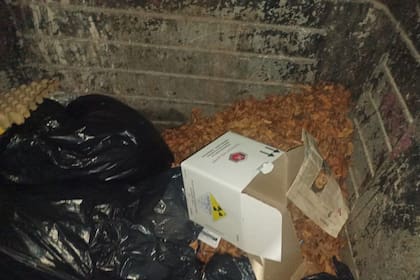 La caja que contenía el radioisótopo de iodo-131, dentro del contenedor de basura