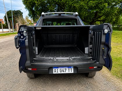 La caja tiene un volumen de carga de 937 litros