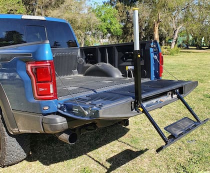 La caja tiene una "escalera" que se saca del portón para poder subir
