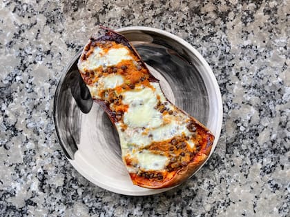 La calabaza rellena con lentejas y queso es una opción para la mesa navideña