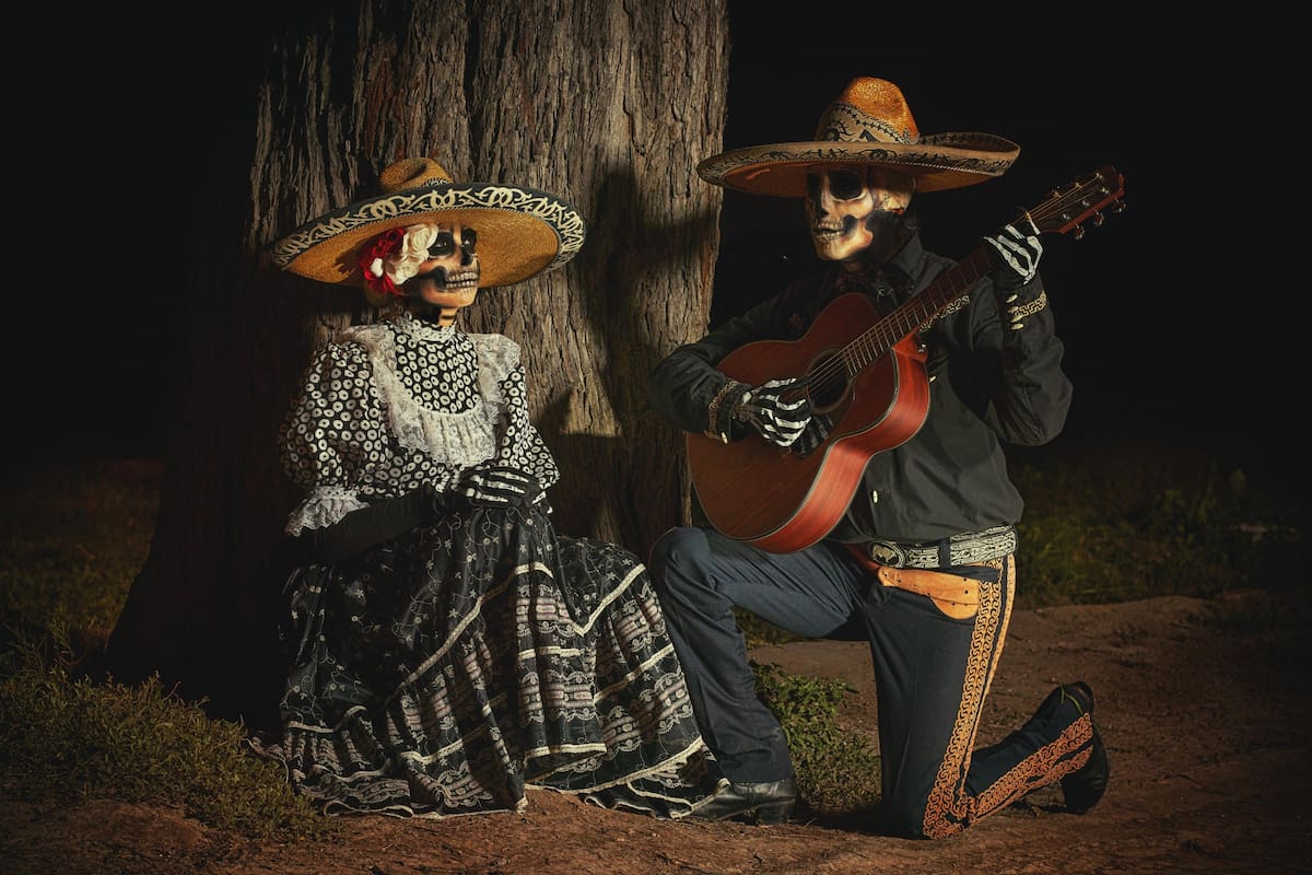 La calaca mexicana se representa como decoración en los altares, en murales o disfraces