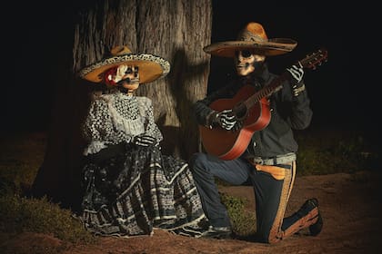 La calaca mexicana se representa como decoración en los altares, en murales o disfraces