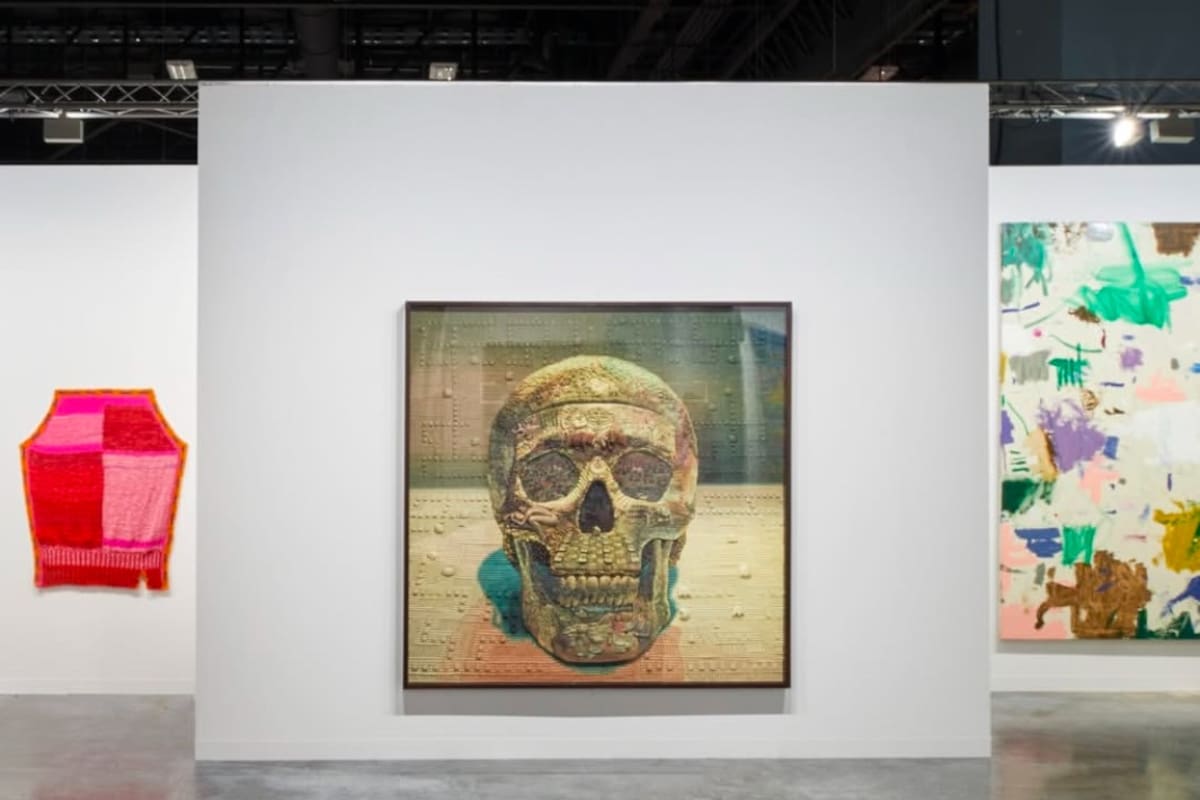 La "Calavera #5" de Mondongo, exhibida en el stand de Barro en Art Basel