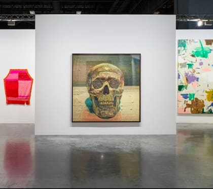 La "Calavera #5" de Mondongo, exhibida en el stand de Barro en Art Basel