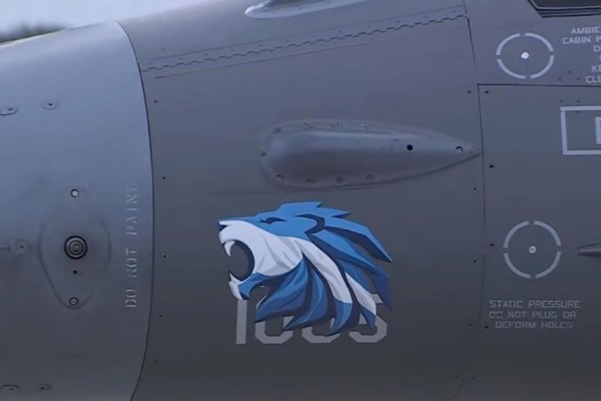 La calcomanía pegada a un F-16