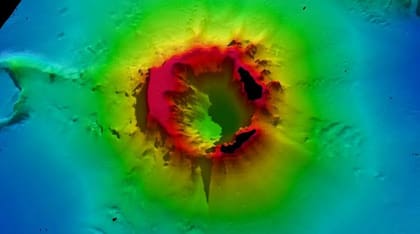 La caldera del volcán es ahora un hueco de 850 metros de profundidad. En la superficie quedó sólo lo que está en negro
