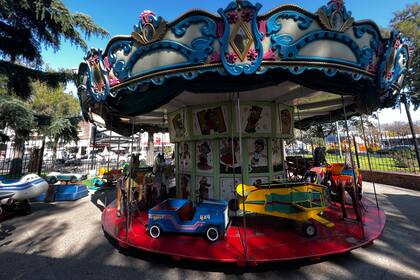 La calesita de la plaza Arenales, en Villa Devoto; el movimiento puro y sin otro fin que el de sentirnos libres es uno de los tesoros que perdemos al despedirnos de la infancia
