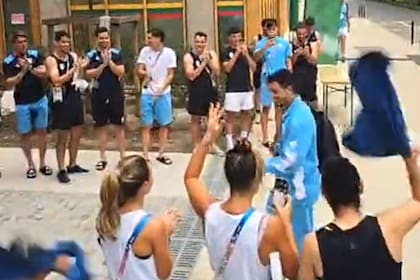 La cálida recepción de los atletas argentinos a José "Maligno" Torres en la Villa Olímpica