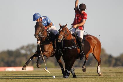 La calidad de Guillermo Caset en un golpe de cogote; el número 3 fue el líder del juego de La Ensenada-Murus Sanctus.