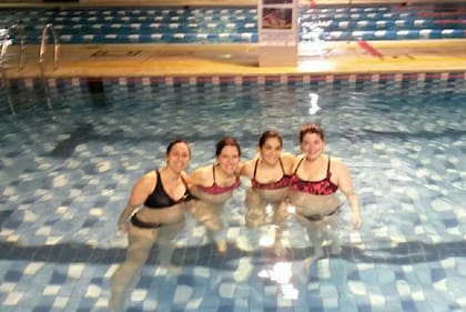 La calidad de la foto es pésima pero acá estamos con Marina, Flor y Luján después de una clase de aquagym