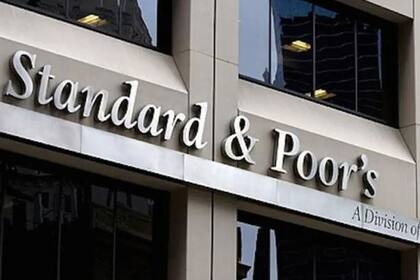 La calificadora de riesgo Standard Poors rebajó otra vez la nota asignada a la deuda en pesos