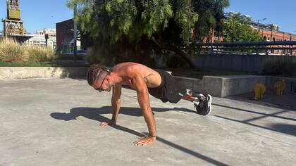 La calistenia es un tipo de entrenamiento físico que utiliza el peso corporal como resistencia principal, sin necesidad de pesas ni máquinas, enfocándose en ejercicios como flexiones, dominadas, sentadillas y planchas.