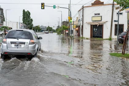 La calle A. Díaz de San Nicolás de los Arroyos, inundada