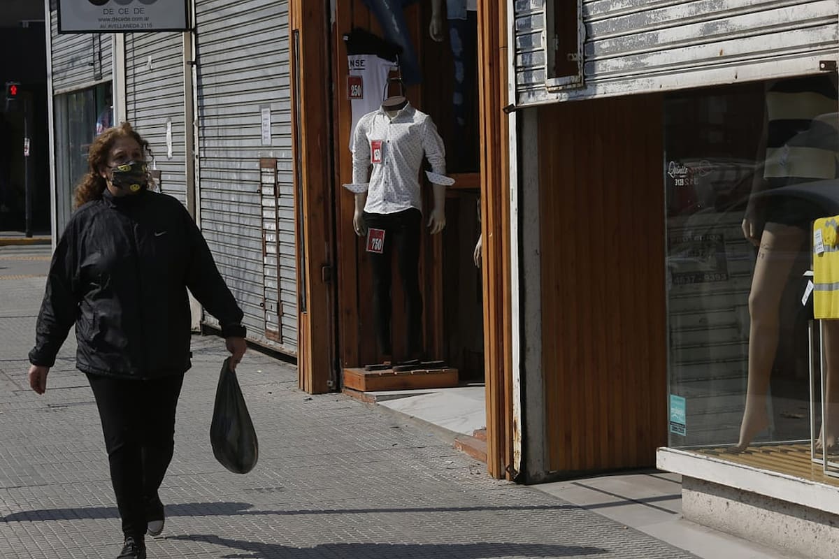La calle Avellaneda con muy pocos peatones y algunos locales abiertos