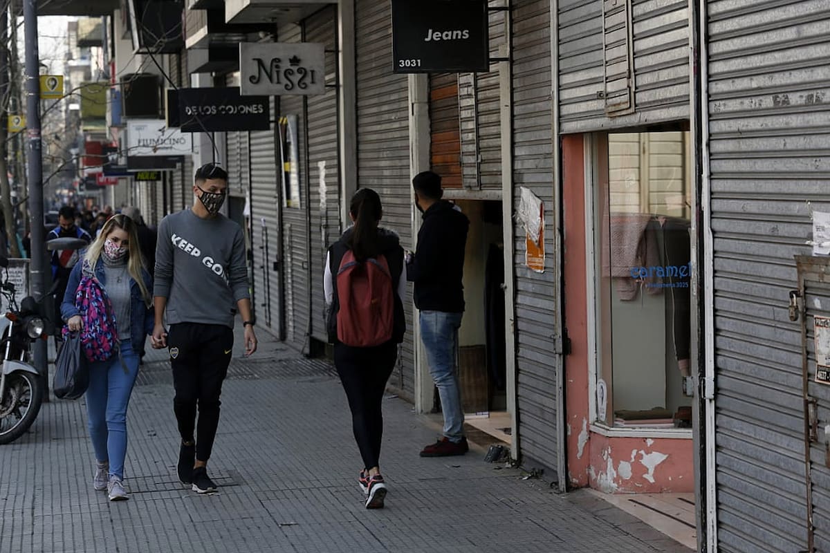 La calle Avellaneda con muy pocos peatones y algunos locales abiertos