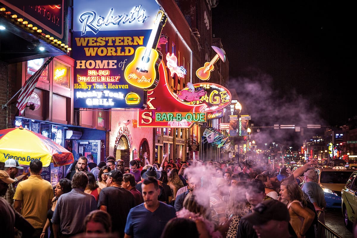 La calle Broadway, donde están la mayoría de los honky-tonks, repleta de gente