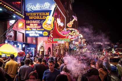 La calle Broadway, donde están la mayoría de los honky-tonks, repleta de gente