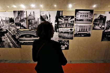 La calle Corrientes, el archivo fotográfico de La Nación en sus 150 años, exhibe 51 fotografías en blanco y negro