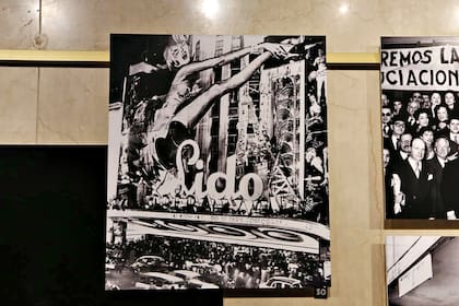 La calle Corrientes, el archivo fotográfico de La Nación en sus 150 años. Marquesina del teatro Lido