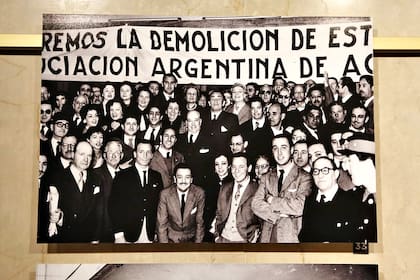 Actores reunidos para evitar la demolición del teatro Politeama en 1955