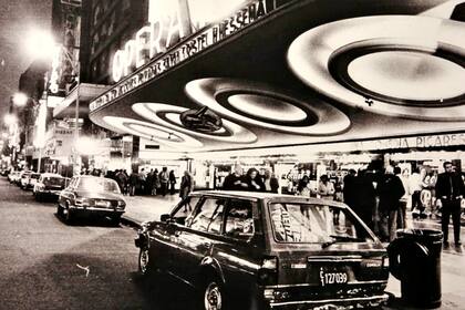 La calle Corrientes, el archivo fotográfico de La Nación en sus 150 años