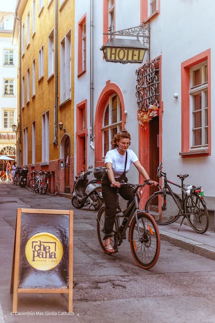 La calle donde funciona Che Pana Resto Bar.