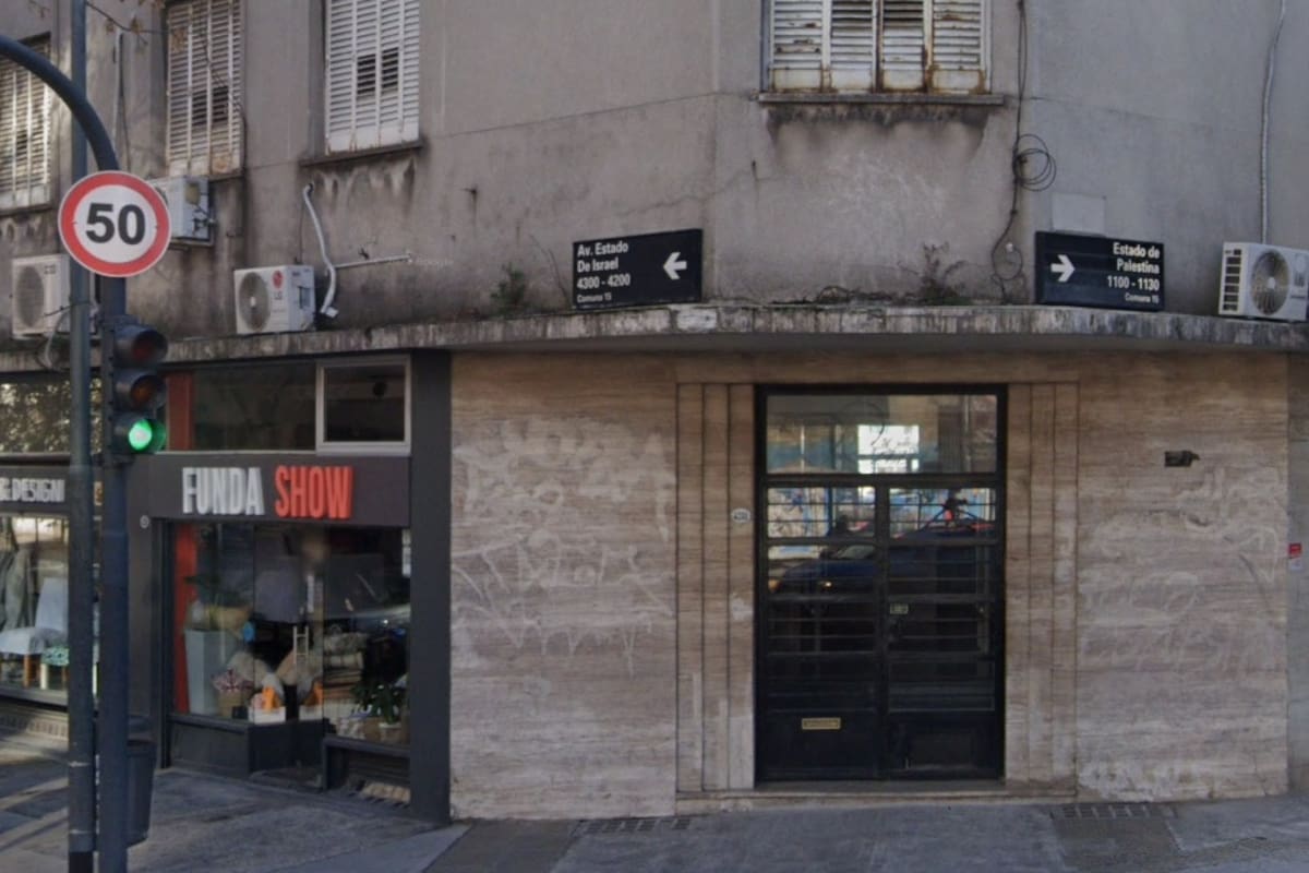 La calle Estado de Palestina se cruza en su recorrido con la Avenida Estado de Israel