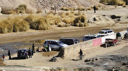 La calle Jujuy, a 500 metros del paso oficial, se convirtió en un cruce cotidiano y aceptado, aunque sin controles.