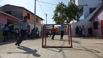 La calle principal, de 15X6 metros, sirve como plaza central y patio de la única escuela. Allí los chicos juegan al fútbol