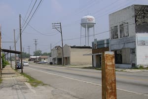 La calle principal de Picher, Oklahoma, con su icónica torre de agua al fondo. Un paisaje desolado que refleja el abandono tras décadas de contaminación