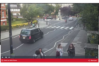 La calle que aparece en la tapa del onceavo álbum de Los Beatles ya tiene su propia cámara en vivo