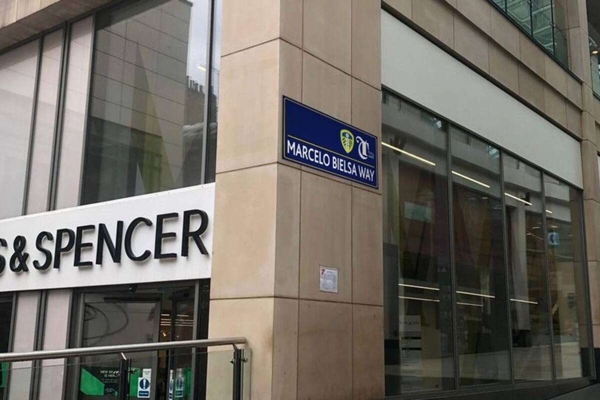 La calle que honra al DT Marcelo Bielsa, el hombre que hizo historia en Inglaterra