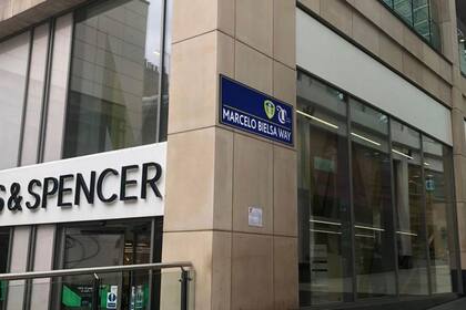 La calle que honra al DT Marcelo Bielsa, el hombre que hizo historia en Inglaterra