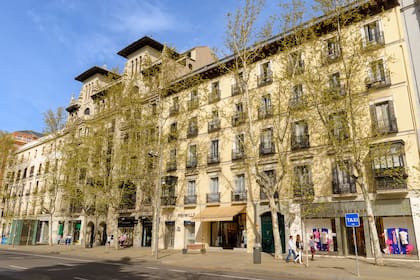 La calle Serrano es parte de la Milla de Oro en el Barrio de Salamanca, Madrid